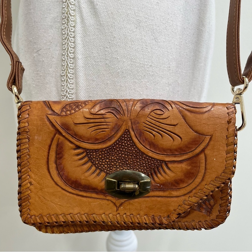 Vintage 70’s hand tooled embossed leather floral tan brown clutch crossbody bag